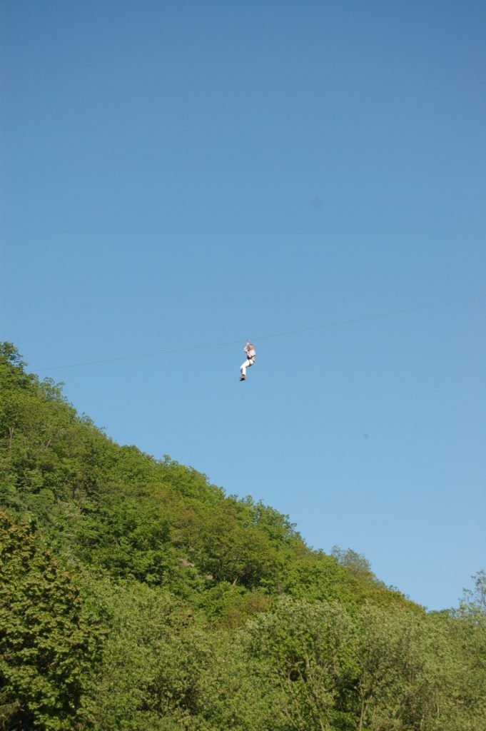 Person hängt im Gurt an der Megaseilbahn